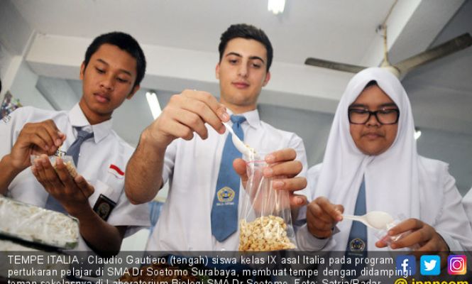 Kece, Pelajar Italia ini Belajar Membuat Tempe