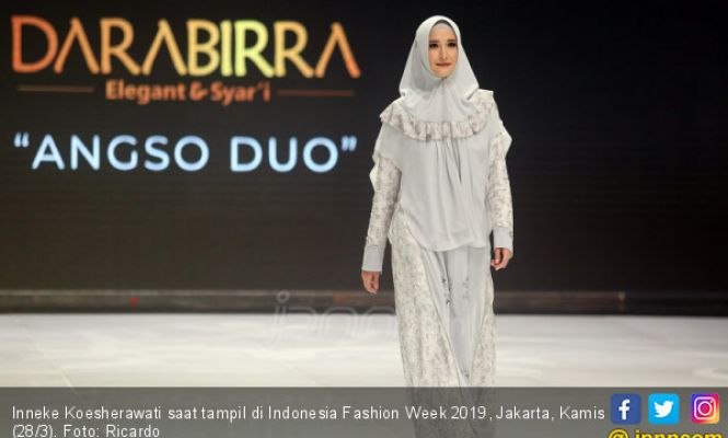 Inneke Koesherawati Tampil di Indonesia Fashion Week 2019