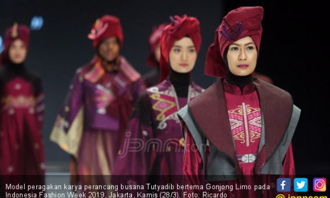 Perancang Busana Tutyadib Tampil di Indonesia Fashion Week 2019