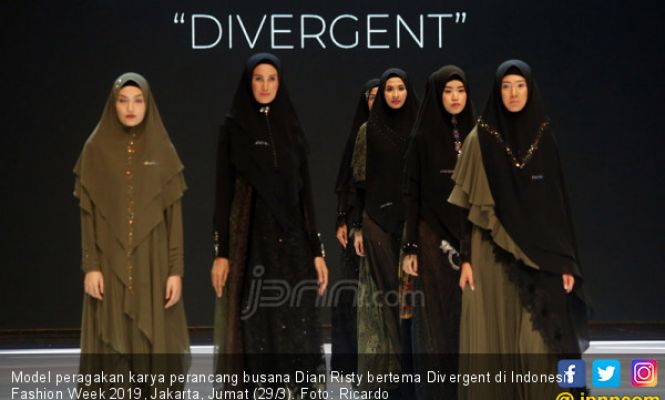 Perancang Busana Dian Risty Tampil di Indonesia Fashion Week 2019