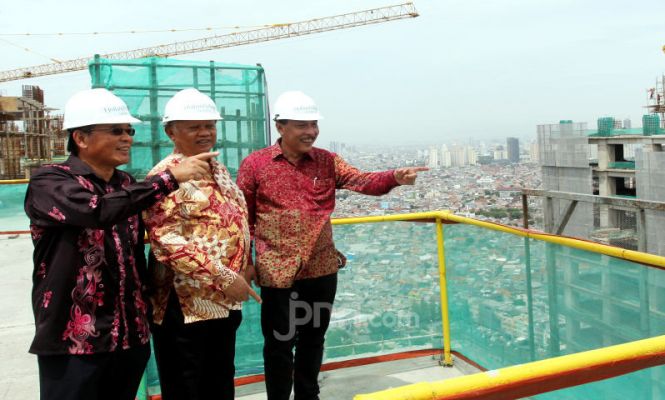 Topping Off Holland Village Jakarta Apartment