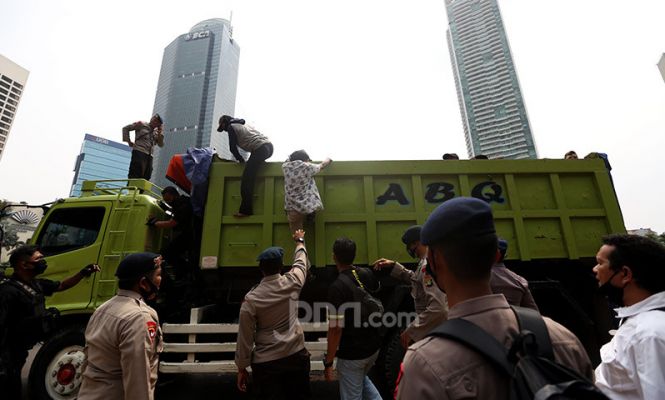 Ada Truk Angkut Puluhan Pelajar ke Lokasi Demo Tolak Omnibus Law Cipta Kerja