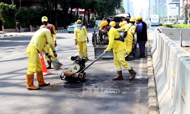 Perbaikan Aspal Pascakerusuhan Demo Penolak Cipta Kerja