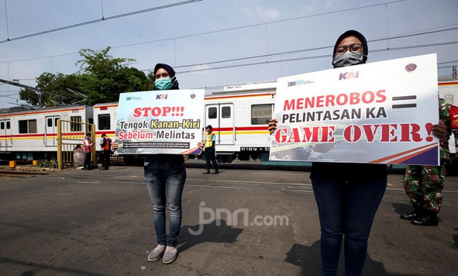 Awas! Jangan Menerobos Pelintasan Kereta Api