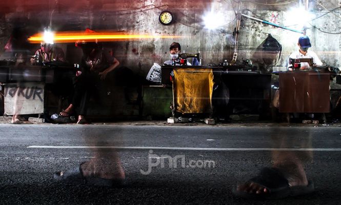 Penjahit Kolong Jalan Mencoba Bertahan di Masa Pandemi