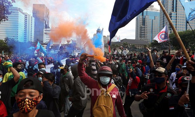 Buruh Gelar Aksi Tolak Undang-Undang Cipta Kerja