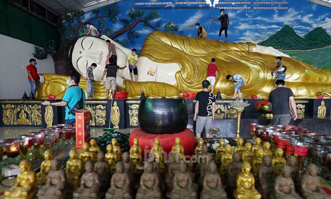 Sterilisasi Vihara Buddha Dharma & 8 Pho Sat Jelang Imlek