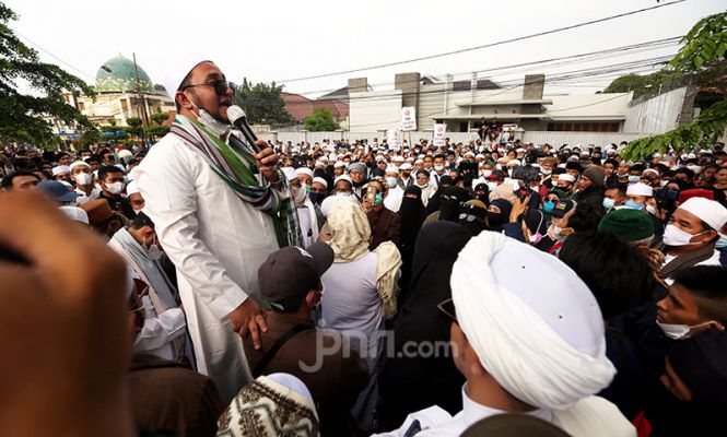 Berita Foto: Pendukung Habib Rizieq Kepung Balai Kota Bogor