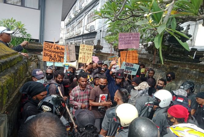 Perang Batu & Kayu Warnai Bentrok Mahasiswa Papua dan PGN Bali, Korban Luka Berjatuhan