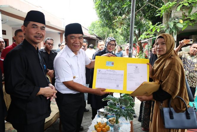 Pj Gubernur Banten Berikan Santunan Rp 5 Juta Buat Petugas KPPS yang Meninggal
