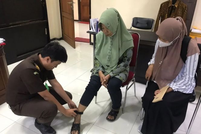Cegah Tahanan Kota Mangkir, Kejari Tulungagung Pasang Gelang Pengawas di Kaki