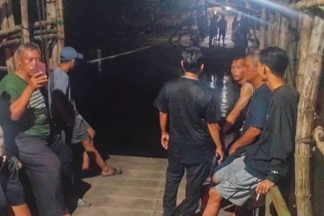 Detik-Detik Ayah & Anak di Gresik Tercebur Sungai Kalimas Saat Naiki Perahu Tambangan