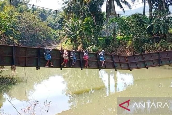 Miris! Pelajar di Kecamatan Lengkong Sukabumi Harus Bertaruh Nyawa Demi Bersekolah