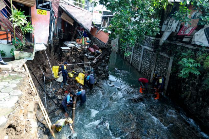 Seharian Diguyur Hujan, Belasan KK Dievakuasi Gegara Tanggul Citepus Bandung Jebol