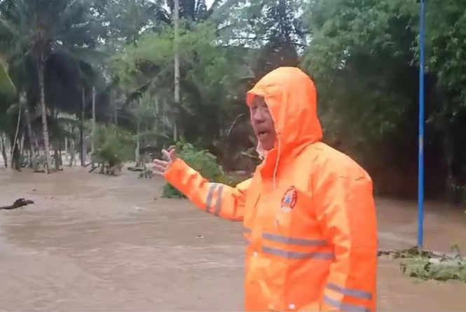 Trenggalek Dilanda Banjir Hingga Pohon Tumbang, Warung Hanyut & Pemotor Jadi Korban