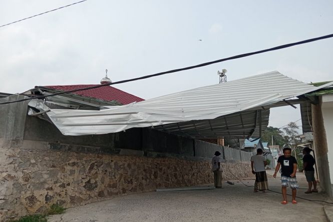 Detik-detik Angin Puting Beliung Merobohkan Atap Masjid Kampung Siger, Mengerikan