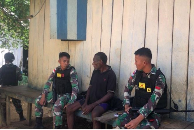 Prajurit TNI Sambangi Warga Perbatasan di Papua, Lihat