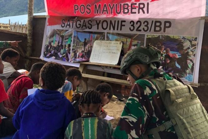 Pangkoops Habema: Prajurit TNI di Perbatasan RI-PNG Ajari Anak untuk Baca dan Tulis